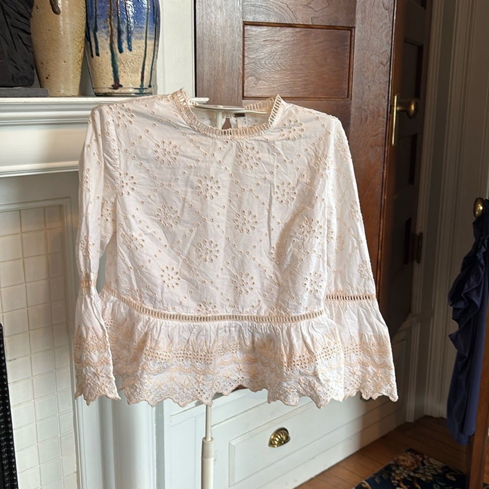 Free people eyelet lace short top. Worn about 4times. Great condition.